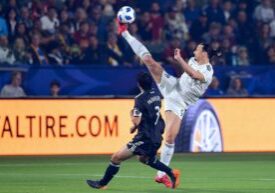 TOPSHOT - Zlatan Ibrahimovic (L) of LA Galaxy vies for the ball with Michael Parkhurts (#3) of Atlanta United during their Major League Soccer match in Carson, California on April 21, 2018, where Atlanta lead 1-0 at halftime. / AFP PHOTO / FREDERIC J. BROWNFREDERIC J. BROWN/AFP/Getty Images ORG XMIT: FBL: Majo ORIG FILE ID: AFP_14819R